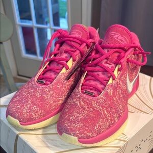 Nike  Lebron XXI  metal silver and White Athletic Shoes with Speckled Design